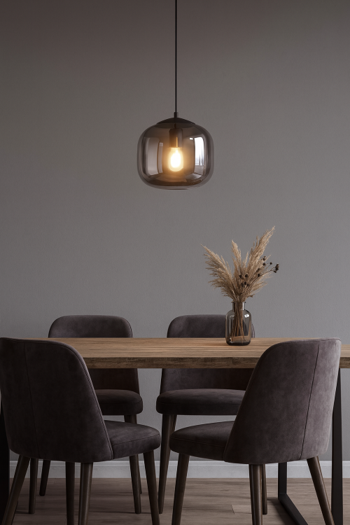 Lampa sufitowa CALTO 1xE27 Italux to eleganckie połączenie metalu i dymionego szkła. Czarna oprawa i zamknięty klosz tworzą nowoczesny, przytulny klimat. Idealna do kuchni, jadalni lub salonu. Wysokość regulowana, średnica 22 cm