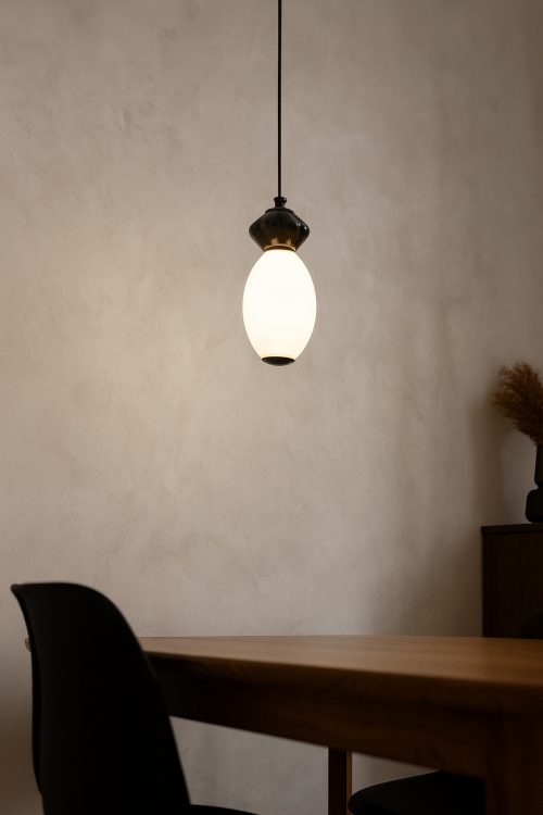 Lampa sufitowa BALOS 5W LED Italux to połączenie nowoczesnego designu i elegancji. Czarna armatura, opalowy biały klosz i dekoracyjny ceramiczny element tworzą wyjątkową kompozycję. Idealna do salonu, jadalni, kuchni lub przedpokoju