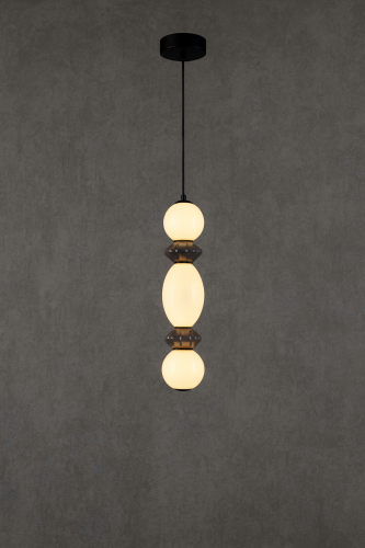 Lampa sufitowa BALOS 14W LED 1600Lm barwa światła ciepła 3000K. Kolor czarny, szklany klosz w formie kuli opalizujący. Ceramiczny element deloracyjny.