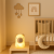 Lampka dziecięca KAPIBARA 0,45W LED Milagro to urocze i funkcjonalne oświetlenie nocne. Emituje ciepłe światło 3000K oraz RGB, ma miękką, bezpieczną obudowę i ładowanie USB. Idealna na stolik nocny, do pokoju dziecka lub w podróży