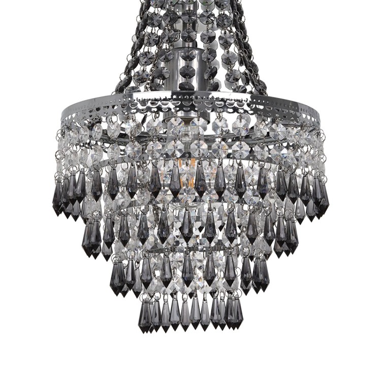 Żyrandol GEMMA MLP1587 Milagro to elegancka lampa z chromowaną oprawą i akrylowymi kryształkami w kolorze czarnym i przezroczystym. Średnica 23 cm, wysokość 50 cm. Na 1 żarówkę E27 max 60W. Idealny do salonu, sypialni lub eleganckiego holu.