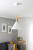 Lampa sufitowa FUKS 1xE27 marki Alfa to połączenie białego metalu i naturalnego drewna w nowoczesnym stylu. Idealna do kuchni, jadalni lub nad wyspę. Średnica 32 cm, wysokość 90 cm. Polska produkcja, wysoka jakość i skandynawski design