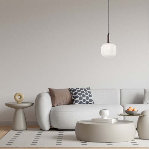 Lampa sufitowa PENZI Italux to elegancka propozycja z białym żebrowanym kloszem i srebrną oprawą. Wykonana z metalu i szkła, idealna do salonu, kuchni czy jadalni. Pasuje na 1xE27 max 40W. Możliwość regulacji wysokości do 106 cm