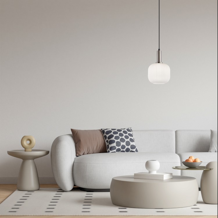 Lampa sufitowa PENZI Italux to elegancka propozycja z białym żebrowanym kloszem i srebrną oprawą. Wykonana z metalu i szkła, idealna do salonu, kuchni czy jadalni. Pasuje na 1xE27 max 40W. Możliwość regulacji wysokości do 106 cm