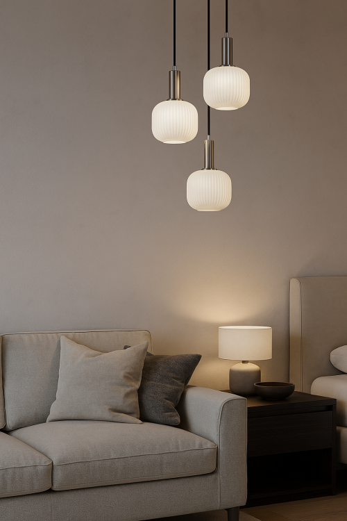 Lampa sufitowa PENZI w kolorze srebrnym z białymi żebrowanymi kloszami Italux PND-31981-3S-SC-WH. Żyrandol kaskada.