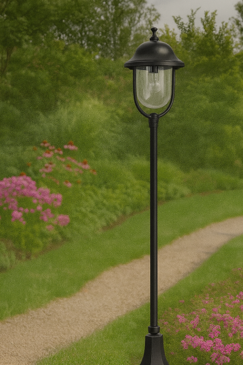 Lampa stojąca PRINCE słupek ogrodowy z dużym kloszem przezroczystym. Na jedną żarówkę na duży gwint. O wysokości 167 cm. Oświetlenie do ogrodu, alejki, podjazdu do garażu.