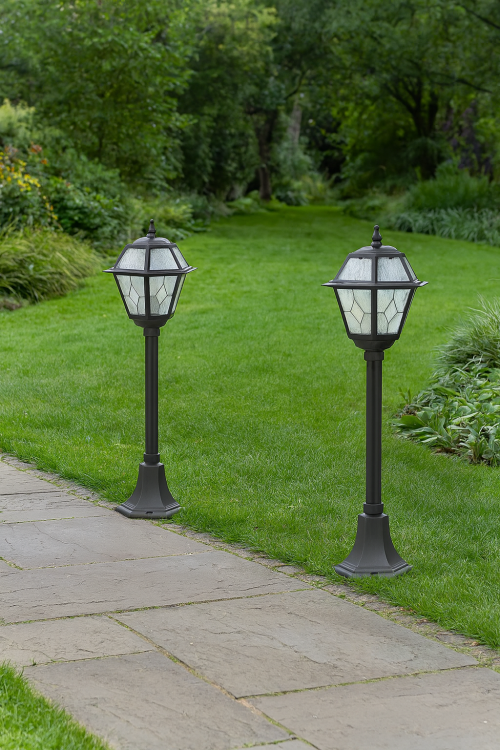 Lampa stojąca WITRAŻ o wysokości 80 cm, na jedną żarówkę E27. Solidne wykonanie, szkło witrażowe. Oświetlenie alejki w ogrodzie.