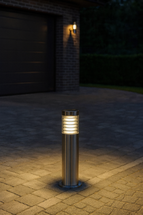 Lampa ogrodowa ze stali nierdzewnej w kolorze inox o wysokości 50cm na jedną żarówkę E27. Wysoka jakość wykonania, nowoczesny design. Gwarantowana satysfakcja na lata.