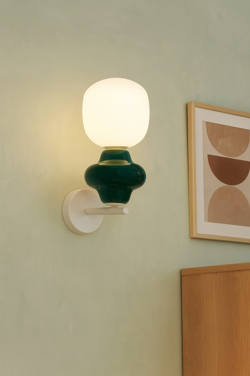 Kinkiet LATERA w kolorze białym, zielony akcent ceramiczny umieszczony pod białym kloszem Italux WL-94331-1S-GRN. Oświetlenie wewnętrzne do pokoju dziecięcego, salonu, pokoju dziennego czy sypialni.