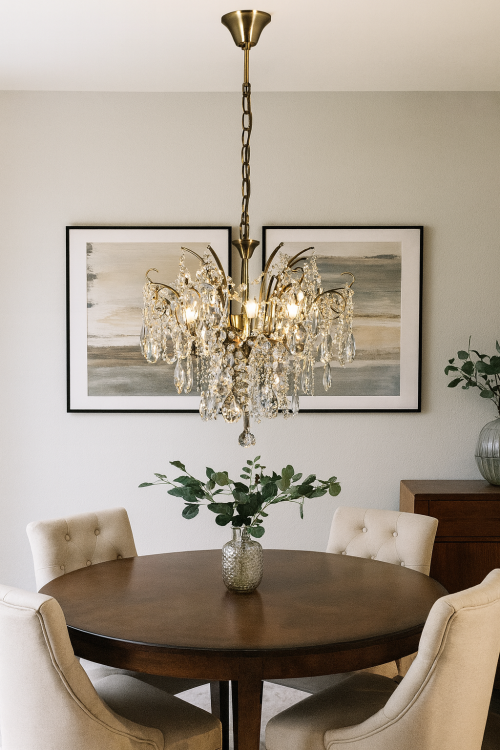 Żyrandol kryształowy RAMONA 4x60W patyna Venti to elegancka lampa sufitowa z metalu i szkła. Ozdobiona kryształami pięknie rozprasza światło. Średnica 46 cm, wysokość 74 cm. Oprawki 4xE27 do 60W, kompatybilna z LED. Idealna do salonu, jadalni i sypialni