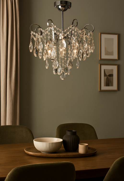 Żyrandol kryształowy ANZO chrom plafon 4x60W to elegancka lampa sufitowa z przezroczystymi kryształami. Średnica 47 cm i 4 źródła światła E27 sprawiają, że idealnie rozświetli salon, jadalnię czy hol, dodając wnętrzu luksusowego charakteru