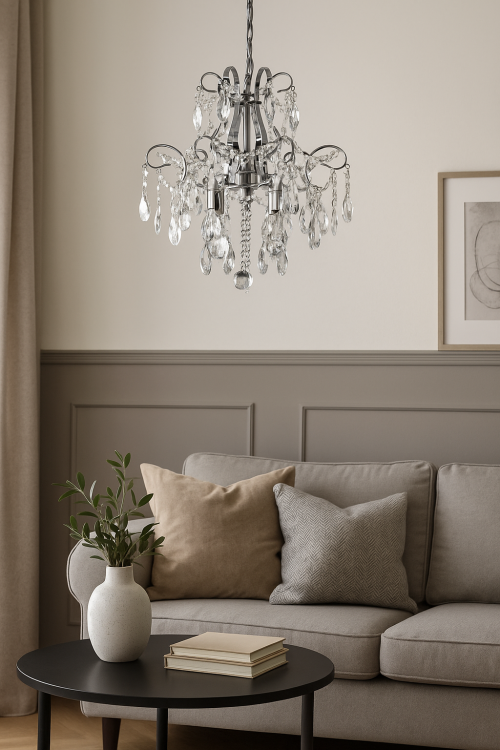 Żyrandol kryształowy SONIA chrom 4x60W marki Venti to elegancka lampa sufitowa z metalową konstrukcją i przezroczystymi kryształami. Średnica 45 cm i 4 źródła światła E27 sprawiają, że idealnie ozdobi i rozświetli salon, jadalnię czy sypialnię