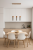 Nowoczesna lampa wisząca ZANE – betonowa tuba z detalem z naturalnego drewna. Minimalistyczny design do kuchni, jadalni i salonu. Wymienne źródło GU10 (max 40W) pozwala dobrać barwę i moc. Regulowana wysokość do 120 cm. IP20. Polska produkcja