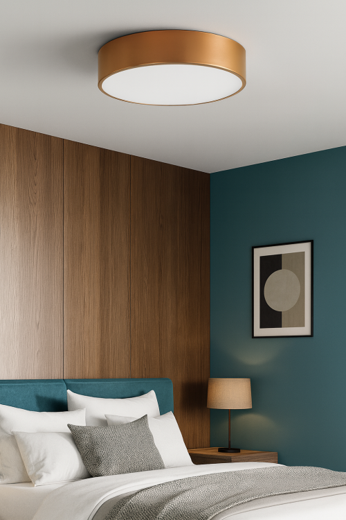 Plafon CLEO 40 cm złoty marki Temar z kloszem mlecznym i systemem mocowania TWIST to elegancka i funkcjonalna lampa sufitowa. Wyposażona w 3x E27 24W, IP54 – idealna do łazienki, kuchni, garażu czy warsztatu. Estetyczny design i wysoka trwałość