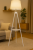Lampa podłogowa TRIO Venti S-102076 w kolorze białym z abażurem z tkaniny. Trójnóg z praktyczną półką, wysokość 153 cm, abażur 28 cm. Źródło światła 1x E27 60W (brak w zestawie, możliwość LED). Włącznik nożny, gwarancja 2 lata
