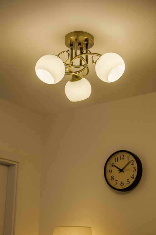 Lampa sufitowa ODETA Venti W-N2465/3 AB w kolorze patyny z trzema białymi kloszami. Styl klasyczny, wykonanie metal i szkło. Wymiary: średnica 48 cm, wysokość 23 cm. Źródło światła 3x E27 60W (brak w zestawie, możliwość LED