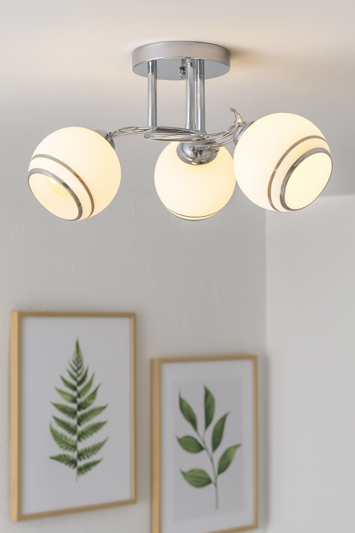 Lampa sufitowa OFELIA Venti W-N1575/3 w kolorze chromu z trzema białymi kloszami w połysku z chromową obwódką. Średnica 46 cm, wysokość 26 cm. Wykonana z metalu i szkła. Źródło światła 3x E27 60W (brak w zestawie, możliwość LED