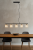 Lampa sufitowa SIMONA Italux 5xE14 czarna ze złotymi dodatkami i kryształowymi kloszami w formie kostek. Stylowa oprawa o długości 85 cm i regulowanej wysokości do 110 cm, idealna nad stół w jadalni lub kuchni. Eleganckie wykonanie, gwarancja jakości
