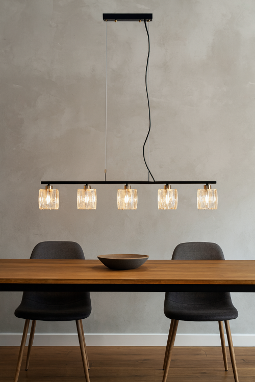 Lampa sufitowa SIMONA Italux 5xE14 czarna ze złotymi dodatkami i kryształowymi kloszami w formie kostek. Stylowa oprawa o długości 85 cm i regulowanej wysokości do 110 cm, idealna nad stół w jadalni lub kuchni. Eleganckie wykonanie, gwarancja jakości
