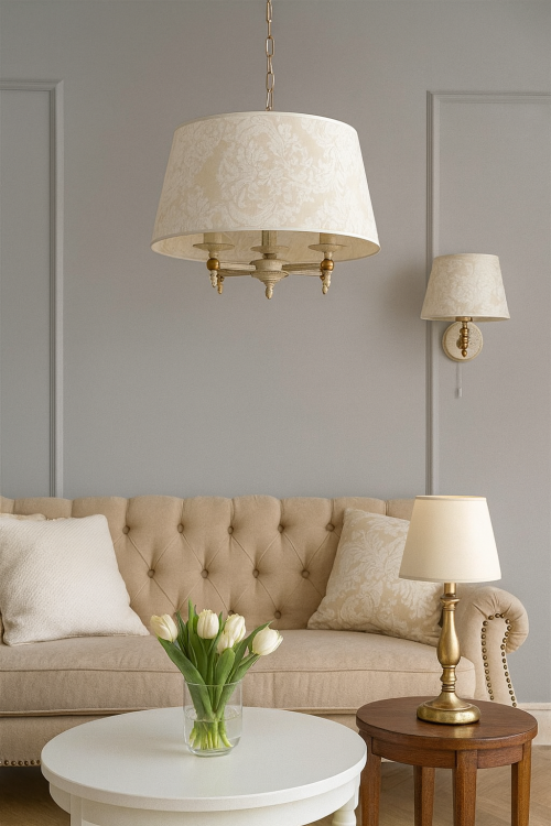 ROKSANA 18534 to elegancki żyrandol 3-płomienny marki Alfa, stworzony z myślą o wnętrzach w stylu prowansalskim i rustykalnym. Połączenie białego antycznego stelaża ze szarymi, tekstylnymi abażurami nadaje lampie lekkości, subtelności i wyjątkowego uroku.