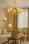 Żyrandol MONZA ART 63173 Alfa – elegancka lampa sufitowa w złotym kolorze z bursztynowymi abażurami. 5x E14 40W, średnica 70 cm, wysokość 47 cm. Polska produkcja, klasyczny styl i ciepłe światło do salonu, jadalni czy sypialni