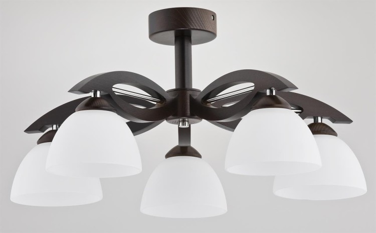 Lampa sufitowa EMIR 5xE27 Alfa 22205 to połączenie drewna, metalu i szkła. Białe klosze pięknie rozpraszają światło, a naturalny design pasuje do salonu, jadalni i sypialni. 5xE27 60W, IP20, brak żarówek w zestawie, gwarancja 2 lata