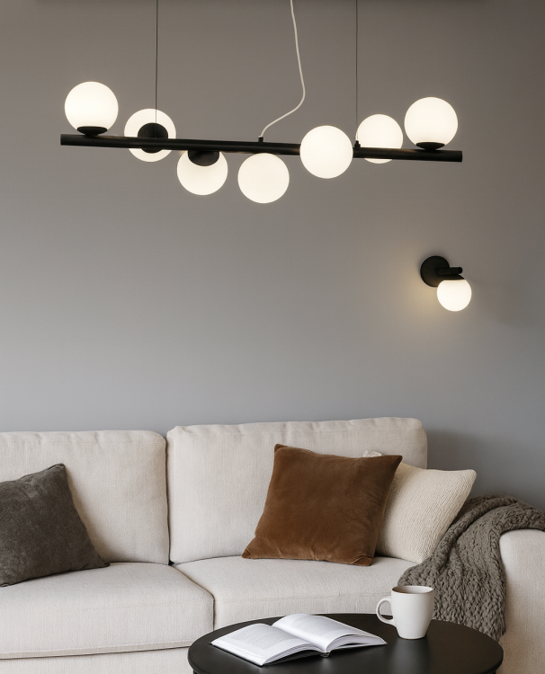 Żyrandol OSSO 7xE14 czarny Lemir O2917 W7 CZA – elegancka lampa sufitowa na listwie z białymi kulami. Regulowana wysokość 30–100 cm, idealna nad stół do jadalni i do salonu. Polska produkcja Lemir – jakość od 1967 roku.