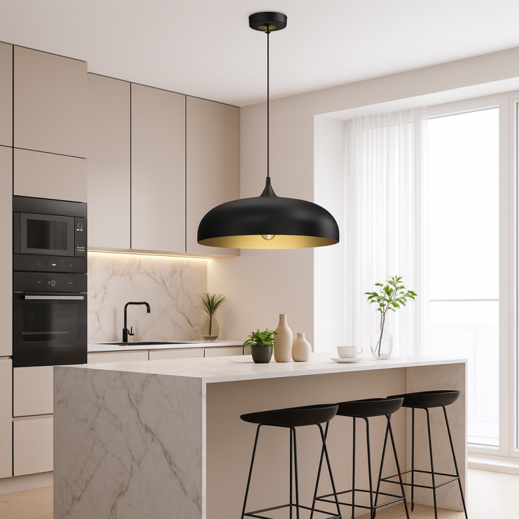 Lampa wisząca LINCOLN BLACK/GOLD 1xE27 Milagro łączy minimalizm i elegancję. Czarny metalowy klosz ze złotym wnętrzem idealnie sprawdzi się nad stołem, wyspą kuchenną lub w salonie. Regulowana wysokość i szeroki klosz gwarantują funkcjonalne oświetlenie.