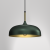 Lampa wisząca LINCOLN GREEN/GOLD Milagro MLP8032 z zielonym metalowym kloszem i złotym wnętrzem. Elegancka i nowoczesna, idealna nad stół, wyspę kuchenną czy do salonu. Regulowana wysokość 35–90 cm, średnica 35 cm. Źródło światła 1x E27, IP20