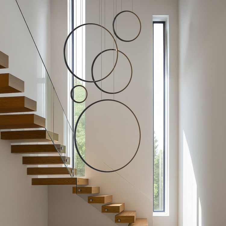 Lampa wisząca SATURNO 350cm, 5 pierścieni w kolorze czarnym. Oświetlenie antresoli, schodów, holi w hotelach, pomieszczeniach reprezentacyjnych.