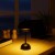 Lampka nocna COSTA Black ML2271 Milagro łączy styl retro z nowoczesnością. Posiada wbudowany akumulator USB-C, dotykowy włącznik, regulację barwy światła 3000K–6000K i ściemnianie. Idealna do sypialni, biura, restauracji czy hotelu
