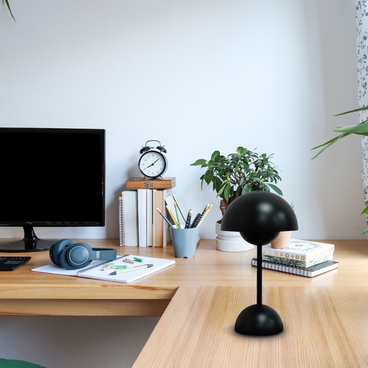 Lampka nocna COSTA Black ML2271 Milagro łączy styl retro z nowoczesnością. Posiada wbudowany akumulator USB-C, dotykowy włącznik, regulację barwy światła 3000K–6000K i ściemnianie. Idealna do sypialni, biura, restauracji czy hotelu