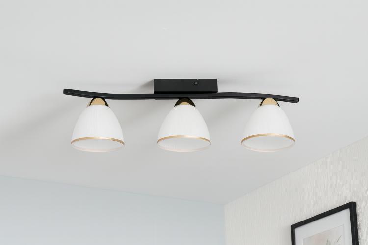 Plafon FABER 3xE27 Lemir O3253 P3 CZA+ZL to elegancka lampa sufitowa w czerni i złocie z białymi kloszami. Stylowe wykończenie i polska jakość Lemir sprawiają, że plafon doskonale oświetli salon, sypialnię czy jadalnię.