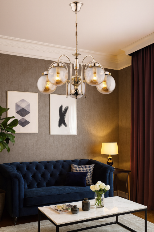 Elegancki żyrandol HERO złoty 5-punktowy to idealne oświetlenie do większych pomieszczeń. Zapewnia równomierne światło i stanowi efektowną dekorację wnętrza.