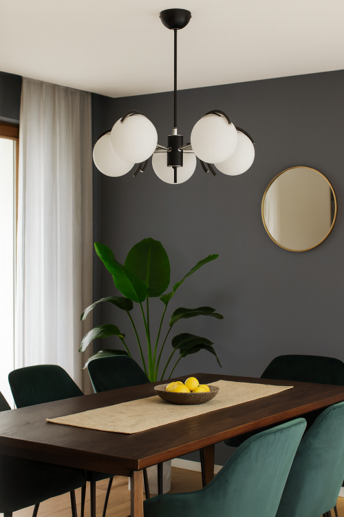 Lampa sufitowa AVISTA 5xE14 czarna chrom marki Alfa to elegancki żyrandol z białymi kloszami w kształcie kul. Wykonana z metalu i szkła, o wymiarach 60x48 cm, zapewnia stylowe oświetlenie do salonu, jadalni i sypialni. Obsługuje żarówki E14 do 40W.