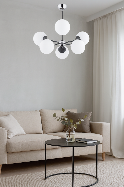Stylowa lampa sufitowa SANDY 6x40W od producenta Alfa. Żyrandol w kolorze srebrnym i czarnym z sześcioma białymi kulistymi kloszami. Wymiary 56x63x63 cm.