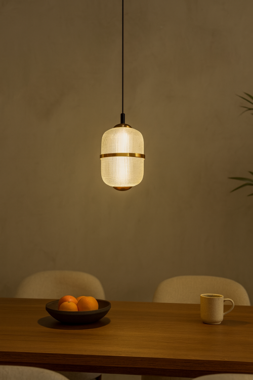 Lampa wisząca ALANI PND-34375-1-BK LED 6W 588lm w czarnym i złotym wykończeniu ze szklanym, ryflowanym kloszem. Nowoczesne oświetlenie do salonu, jadalni, kuchni i sypialni. Emituje ciepłe światło 3000K, energooszczędne i eleganckie