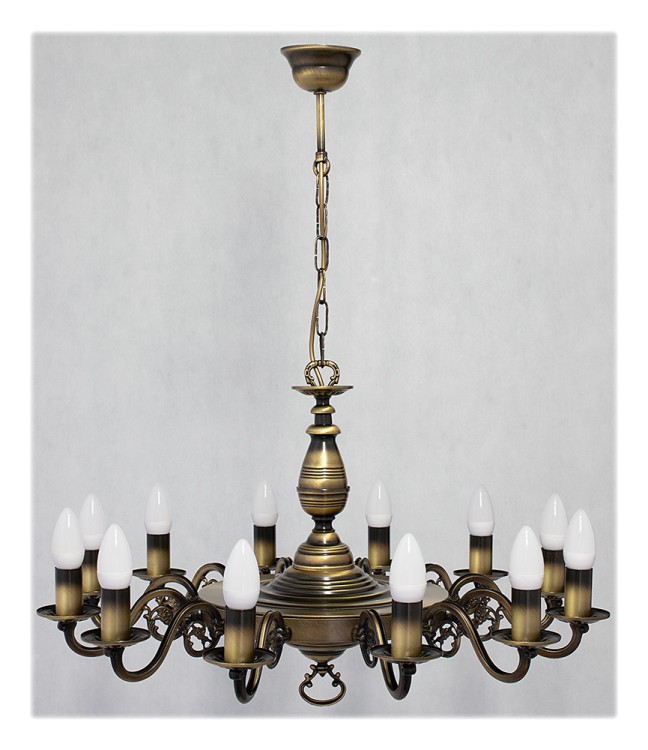 Żyrandol świecznikowy VENTUNO 12xE14 Lemir O3324 P1 W12 PAT – klasyczna lampa w kolorze patyny, wykonana ze stali i stopu ZnAl. Trzy piętra świecenia, podział 6+6, średnica 68 cm. Idealny do kościołów, kaplic, dworków i wysokich wnętrz reprezentacyjnych