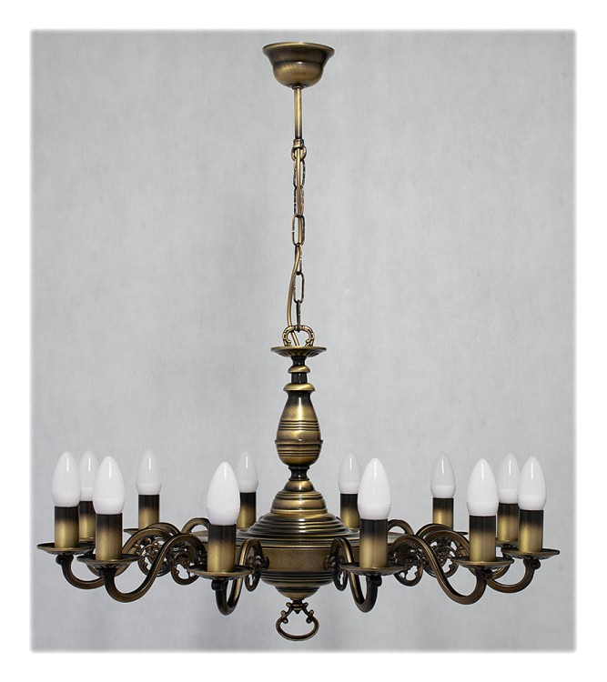 Żyrandol świecznikowy VENTUNO 12xE14 Lemir O3324 P1 W12 PAT – klasyczna lampa w kolorze patyny, wykonana ze stali i stopu ZnAl. Trzy piętra świecenia, podział 6+6, średnica 68 cm. Idealny do kościołów, kaplic, dworków i wysokich wnętrz reprezentacyjnych