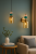 Designerska lampa BUSCO 1xE27 łączy bursztynowe szkło, złote wykończenie i oryginalne kolorowe dodatki. Doskonale sprawdzi się nad stołem, wyspą kuchenną lub barkiem, stając się efektowną dekoracją nowoczesnego wnętrza.