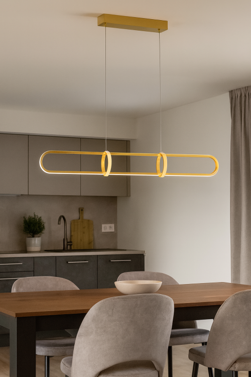 Italux CERRILA 31W LED złota to stylowa lampa sufitowa z energooszczędnym modułem LED 1300 lm i ciepłą barwą 3000K. Regulowana wysokość zawieszenia do 120 cm i możliwość ściemniania zapewniają komfortowe, nastrojowe światło do nowoczesnych wnętrz.