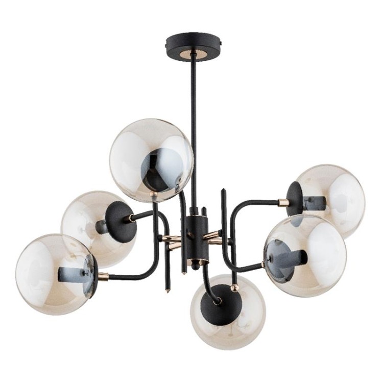 Lampa sufitowa MALTA 6x40W marki Alfa w kolorze złota antyk i czerni z bursztynowymi kulami, zawieszona w jasnym skandynawskim salonie z drewnianymi meblami.