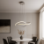 Elegancka lampa wisząca CONSA LED 40W w kolorze białym, energooszczędna oprawa z możliwością regulacji barwy światła i wysokości, idealna do salonu, jadalni lub sypialni.