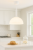 Designerska lampa wisząca z białym, marmurkowym kloszem i prostą, elegancką oprawą, doskonała do oświetlenia wyspy lub stołu w kuchni