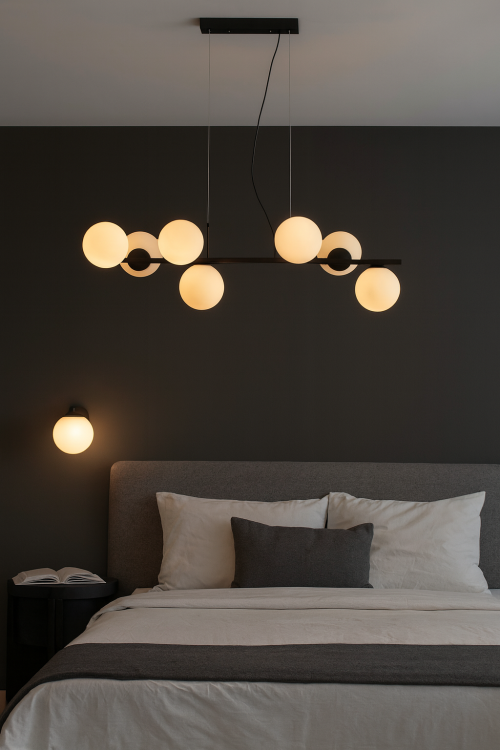 Stylowa lampa wisząca RADDI 6x5W Italux – czarna konstrukcja z matowej stali, szklane białe klosze w formie kul.