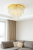 Lampa sufitowa MILANO ML1023 to elegancka złota oprawa glamour z przezroczystymi kryształkami. 6 źródeł światła E14 zapewnia intensywne oświetlenie i wyjątkowy blask w salonie, jadalni lub sypialni.