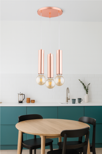 Lampa sufitowa JAZZ 3xE27 miedziana Alfa 62227 to elegancki model o nowoczesnym designie. Trzy metalowe tuby w kolorze miedzi tworzą stylową kompozycję idealną do kuchni, jadalni i salonu. Obsługuje źródła E27 60W, IP20, 230V