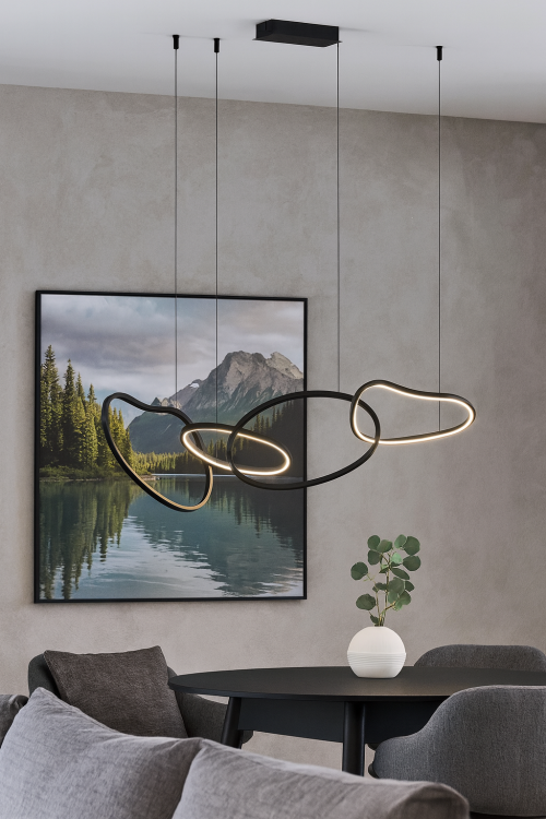 Lampa sufitowa FONTE czarna 60W LED Italux to nowoczesne oświetlenie z czterema efektownymi ringami. 5300 lm, możliwość wyboru barwy światła 3000K–6500K. Idealna do salonu, jadalni i wnętrz w stylu modern i loft.