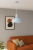 Nowoczesna lampa wisząca w kolorze jasnoniebieskim to stylowe oświetlenie, które doda lekkości i świeżości każdemu wnętrzu. Idealna do kuchni, jadalni, salonu lub pokoju dziecięcego. Prosty design pasuje do stylu skandynawskiego i nowoczesnego.