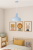 Błękitna lampa wisząca to modny dodatek o nowoczesnym charakterze. Minimalistyczna forma i pastelowy kolor sprawiają, że idealnie pasuje do pokoju dziecięcego, kuchni, salonu i stylowych przestrzeni publicznych.